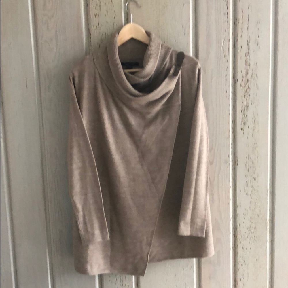 Sweater with buckle